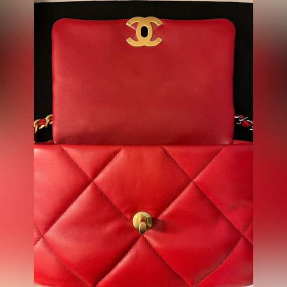 Chanel 19 small red in lamb leather - Picture 2 of 6